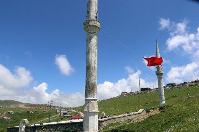 <p><strong>Cuma namazı saatinde yağmur yağmıyor</strong></p>

<p>Denizden yüksekliği 2 bin 200 metrede bulunan ve etrafında Şahmelik, Çatma, Minarlı, Oğuz ve Ören gibi çok sayıda oba bulunan Kadırga Yaylası'nda Cuma günleri namaz saatinde yağmur yağmadığı da vatandaşlar tarafından ifade ediliyor.</p>
