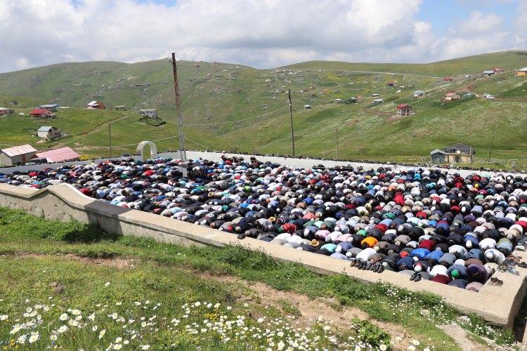 <p><strong>“Bir kez yağmur yağdı”</strong></p>

<p>Trabzon’un Şalpazarı ilçesinden yıllardır yaz aylarında Kadırga’ya Cuma namazı kılmaya gelen 85 yaşındaki bir vatandaş kendisinin hatırladığı bir kez yağmur yağdığını, yağmurun hep namazdan sonra yağdığını söyledi.</p>
