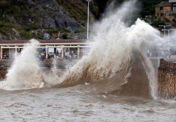 <div>Eline cep telefonunu alan herkes bu inanılmaz manzarayı g&ouml;r&uuml;nt&uuml;ledi. Ancak dev dalgalar ve Chan-hom tayfunu geride 23 yaralı bıraktı.&nbsp;</div>

<div>&nbsp;</div>
