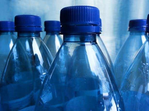 <p>Plastik şişelerin içerdiği maddeler sağlık açısından çok zararlı olduğu için dikkat etmekte fayda var...</p>