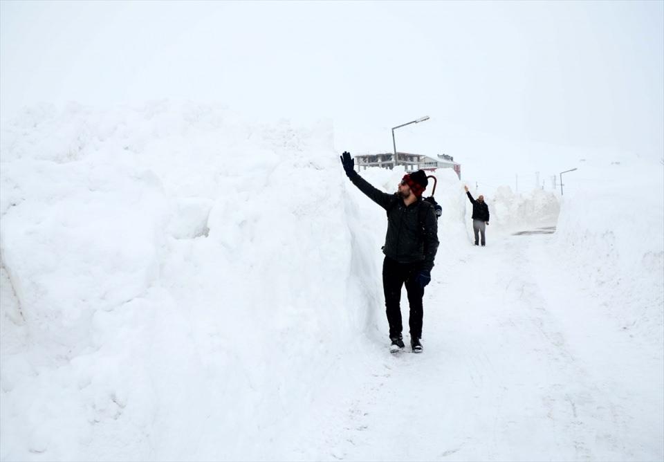 <p>Bitlis'te 3 gündür etkili olan kar ve tipi hayatı olumsuz etkiliyor. Kar kalınlığının yaklaşık metreyi bulduğu kentte, 315 köy yolundan 59'unun açıldığı 256'sının ise halen kapalı olduğu belirtildi. </p>
