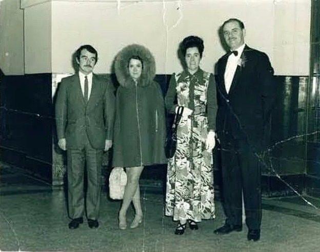 <p>1. Davetsiz düğün misafiri / Bu fotoğraf 1972'de çekildi ve 4 düğün davetlisini gösteriyor.</p>
