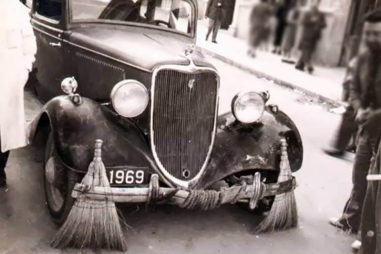 <p>Daha sonra yurduna dönen kral, belediyeye emir vererek bu Rolls Royce markalı araçların şehrin temizliği için kullanılmasını istedi.</p>