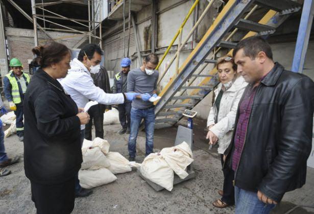 <p>Komisyonda İstanbul Vali Yardımcısı Nurullah Naci Kalkancı başkanlığında, emniyet, jandarma, il sağlık müdürlüğü ve Toprak Mahsulleri Ofisi temsilcilerinden oluştu.</p>
<ul>
</ul>