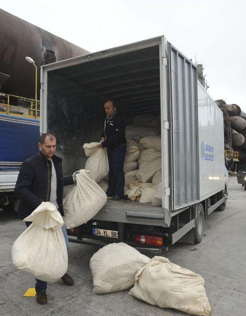 <p>Savcı Çiçek'in "Olur" verdiği uyuşturucu çuval ve torbaları ısısı 2 bin dereceye ulaşan dev fırınlara götürülerek heyet gözetiminde ve kamera kayıtları eşliğinde kazanlara atıldı.</p>
<p> </p>