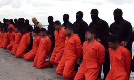 <p>Yayınlanan görüntülerde diz çökmüş kel bir adam, yanında DEAŞ militanı ile aynı kıyafetleri giyen ve aynı hareketleri yapan bir kişi, arka planda Chroma key efekti için yeşil bir duvar (greenbox), çift kamera açısı ile örtüşen kameralar, sağ tarafta ise rüzgar efekti için yerleştirilmiş vantilatörler gözüküyor.</p>
<p> </p>