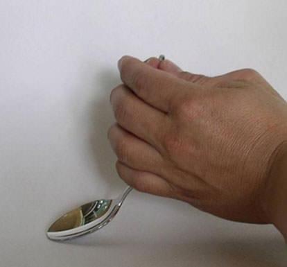 <p>Kaşığı çapraz tutup madeni parayı eğerek kaşığı büküyormuş gibi gösterirsiniz. Bunu yaparken gayret sarf ettiğinizi göstermek de önemli elbette.</p>

<p> </p>
