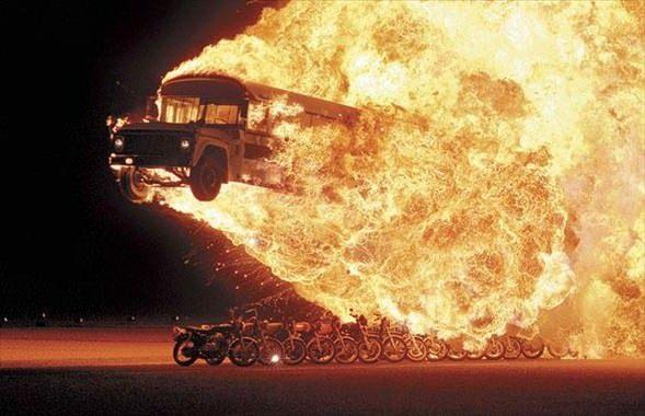 <p>Amerikan foto muhabiri Jeffrey R. Werner'ın yeni kitabında hayatını çılgınlıklar uğruna tehlikeye atan insanlar biraraya toplandı. İşte 30 yıllık kariyeri boyunca 60 ülkede seyahat eden fotoğrafçının karşılaştığı tehlikeli anlar...Steve Hudis, otobüsle bir ateş topunun içinden geçerek, 15 motosiklet üzerinden atladı ve hayatta kalabildi.</p>
