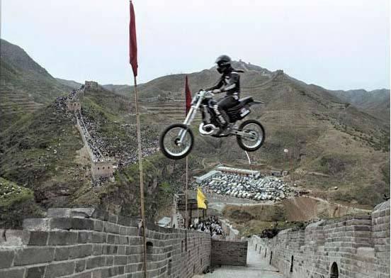 <p>İngiliz motosikletçi Eddie Kidd ise Çin Seddi'ni aşmaya çalışıyor.</p>
