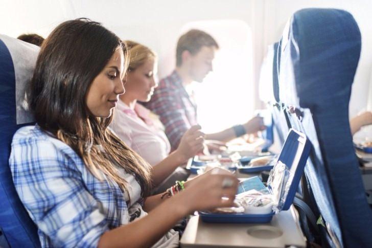 <p>Bir uçaktasınız ve yiyecek arabası size doğru geldi. Uçuş görevlisi, "Bir şey içer misiniz?" diye sordu.</p>

