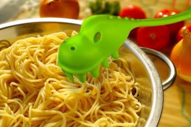 <p>Spagettiyi kolayca tabağınıza almak için dinozordan yardım alabilirsiniz.</p>
