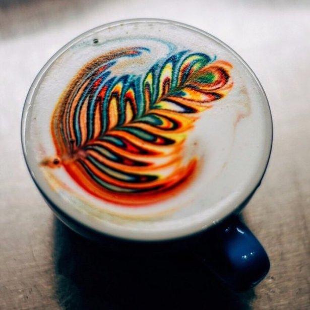 <p>Buharlandırılmış süt, espressoyla birleştiğinde ortaya içmeye kıyamadığımız, en azından Instagram'a fotoğrafını yüklemeden yudum almadığımız latte art örnekleri çıkıyor.</p>
