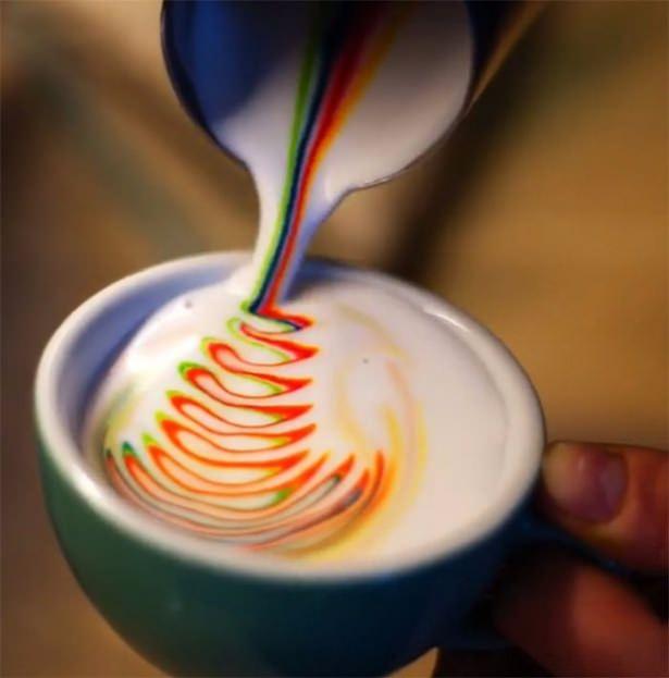 <p>Bir barista bakmış latte art trendi aldı başını gidiyor, bir yandan da her şeyin gökkuşağı renkli olanı deli gibi tutuyor, gitmiş gıda boyası kullanarak rengarenk latte art'lar yapmaya başlamış.</p>
