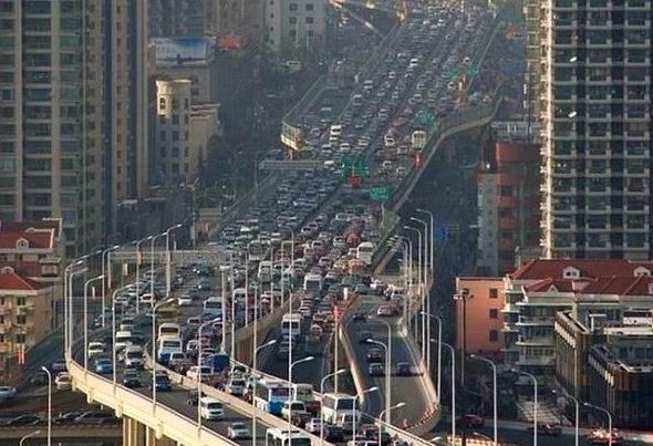 <p>Şangay, 12 gün süren ve 100 kilometreye uzanan trafik sıkışıklığıyla, bu konuda dünya rekorunu elinde bulundurmaktadır.</p>

<p> </p>
