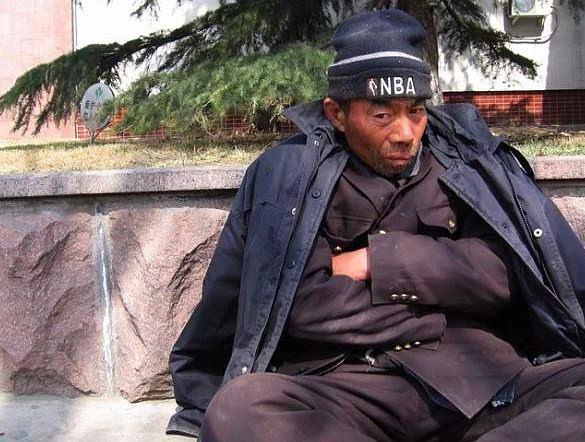 <p>100 milyon Çinli, günde 1 dolara geçinmeye çalışıyor.</p>
<p> </p>