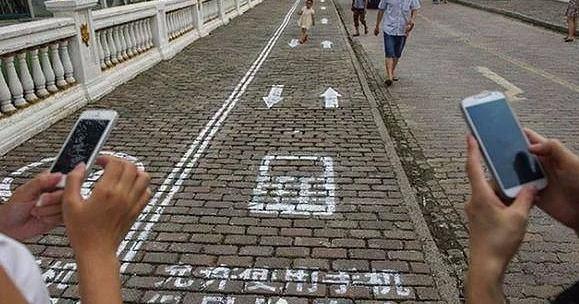 <p>Chongqing'de, telefon bağımlısı insanların güvenli bir biçimde yürümelerini sağlamak adına, kaldırımlarda özel bir şerit tahsis edilmiştir.</p>
<p> </p>