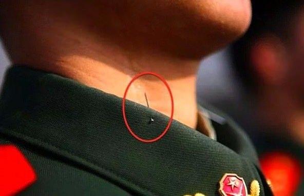 <p>Tren görevlilerinin başlarını dik tutmaları için, ucu boğazlarına bakan bir toplu iğne, yakalarında her daim takılı olur.</p>

<p> </p>
