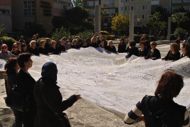 <p>Çanakkale Belediye Sosyal Yaşam Evleri’nde bir araya gelen ‘barış kadınları’ adlı yaklaşık 200 kişilik oluşum, ilginç bir faaliyete imza attı. Kadınlar, iki ayda hazırladıkları 7 metreye 4 metre ebadındaki bir dantel örtüyü Cumhuriyet Meydanı’nda bulunan ve önünde ’18 Mart 1915 savaşlarında Çanakkale’nin geçilmezliğini Mehmetçik bu toplarla sağladı’ yazılı tarihi topların üzerine örttü. </p>

<p> </p>

