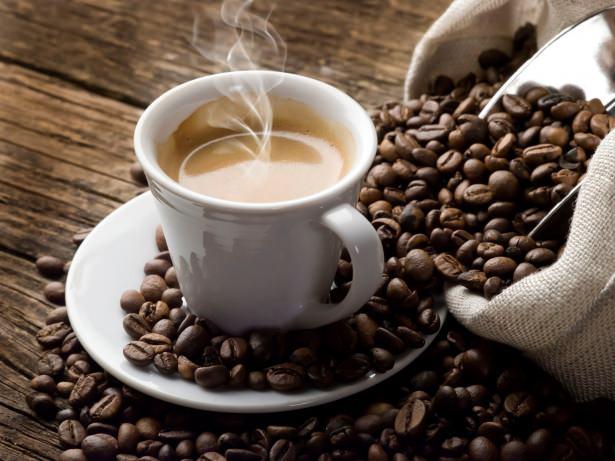 <p><strong>1-KAHVE </strong></p>

<p>İçerisindeki kafein sizi harekete geçirecektir. Eğer sabahları spor yapmayı tercih edenlerdenseniz spordan 45 dakika önce içilen kahve daha çabuk terlemenize neden olur. Bu durum daha fazla yağ yakmanızı sağlayacaktır. </p>
