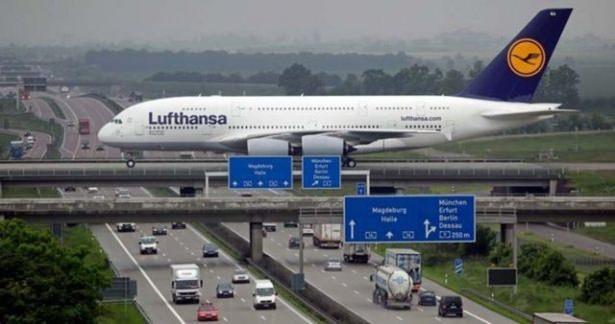 <p>A380 tipi uçak otoyol üzerinde.</p>

<p> </p>
