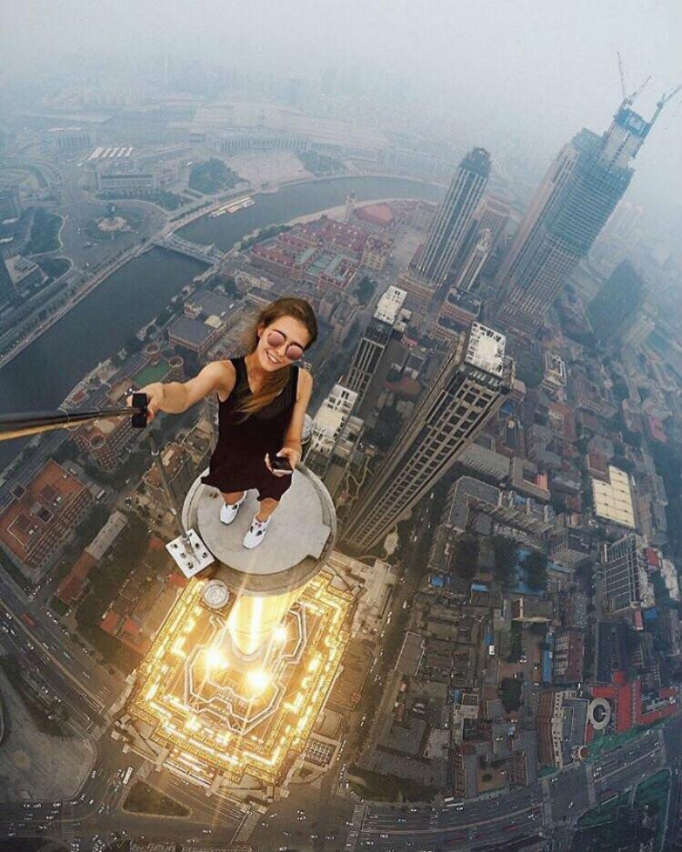 <p>En yüksek binaların tepelerine korkusuzca çıkıp çoğu zaman selfie çubuğu, çoğu zamanda drone (insansız hava aracı) kullanarak fotoğraflarını çekiyor.</p>
