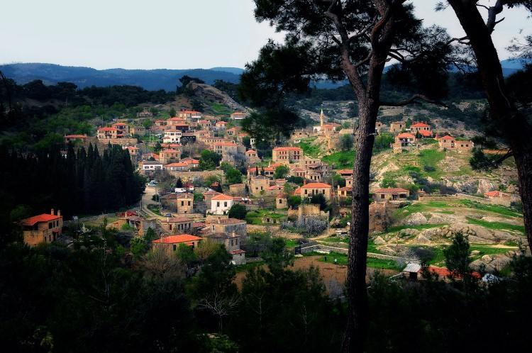 <p>Arnavut kaldırımlı yolları, ormanlık alanları, otantik yapısıyla ilgi  gören köy, özellikle 1989'da sit alanı ilan edilmesinden sonra mevcut mimarisi  korumayı başardı.</p>
