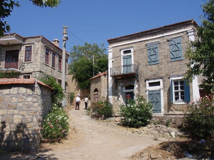 <p>Rumlardan kalmış  bir köy burası. Dedelerimiz de mübadelede Yunanistan'ın Midilli adasından buraya  gelmişler. Buradan Rumlar gitmiş, dedelerimiz de buraya gelmiş."</p>
