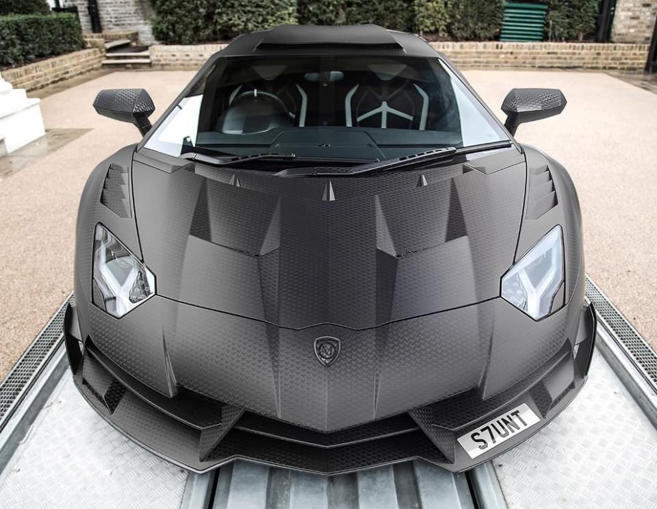 <p>İngiliz milyarder işadamı ve sanat koleksiyoneri James Stunt, büyüyen lüks araç koleksiyonuna karbon fiber gövdesiyle dikkat çeken bir Lamborghini ekledi.</p>

<p> </p>
