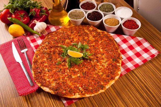 <p>Lahmacunla kurulan bağ enteresandır. </p>
