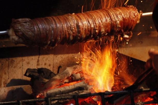 <p>Bol baharatlı ekmek arası bir kokoreçi vapur sesi dinleyerek yemenizi tavsiye ederiz.</p>