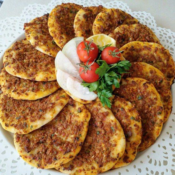 <p>Kıymalı incecik açılmış bir hamurun içerisine limon, marul, pul biber yerleştirilerek yenilen şahane bir lezzet. </p>
