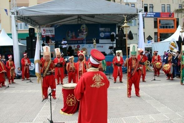 <p>Yabancı mehter takımının kuruluşu hakkında bilgi veren Mehter Başı ve Milli Eğitim Bakanlığı Mehteran Hocası Zafer İşlek, “Bu, Uluslararası Öğrenci Derneği’nin katkılarıyla oluşan bir topluluk. Yaklaşık 1.5 ay çalışarak çok kısa zamanda uzun dersler yaptık. 100 kişi katıldı, 30 kişilik mehter takımı kurduk.dedi</p>
