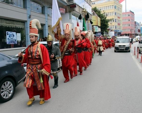 <p> Bugün halka açılan 9. Uluslararası Öğrenci Buluşması’nın resmi açılışı yarın protokolün katılımı ile gerçekleşecek. </p>
