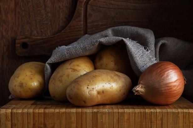 <p>Soğan ve patates<br />
 <br />
Soğan az miktarda etilen üretse de patates soğanın kokusundan bozulmaya meyillidir.</p>
