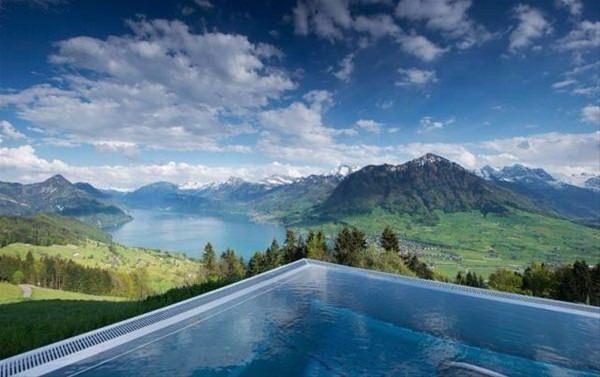 <p>İsviçre Alplerinde muhteşem bir manzaraya sahip otel görenleri adeta büyülüyor.</p>
