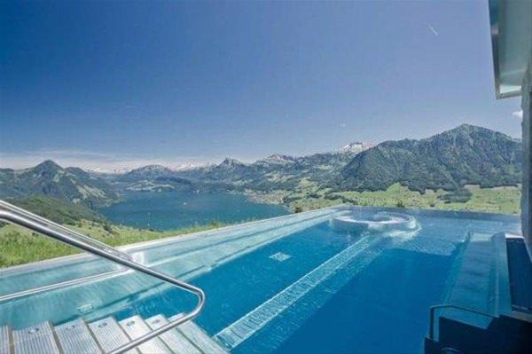 <p>Deniz seviyesinden 914 metre yükseklikte bulunan Villa Honegg adlı otel eşşiz doğası ve imkanlarıyla ziyaretçileri hayran bırakıyor.</p>
