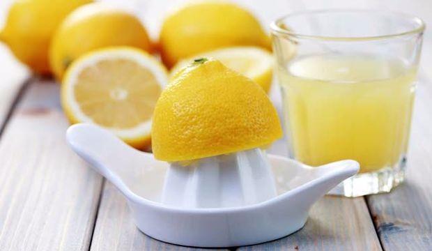 <p><strong>Lekeler için limon suyu</strong></p>
<p>Deterjan koyduğunuz bölmeye limon suyu koyun. Limonun asidi makinenizdeki lekeleri daha kolay çıkaracaktır.</p>