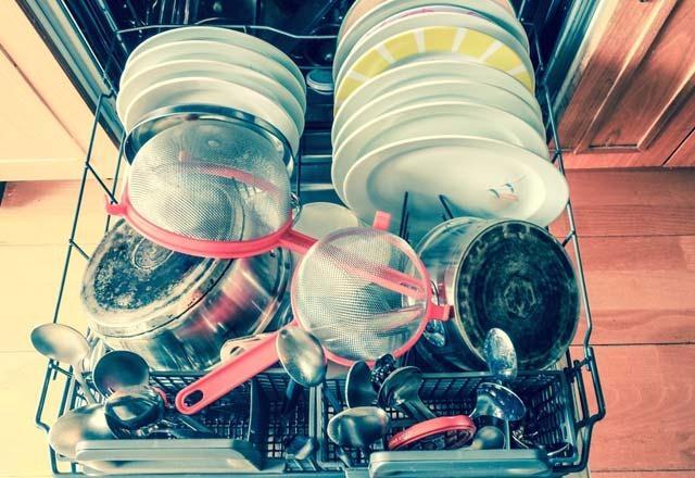 <p><strong>Küçük mutfak eşyalarını bir bezle makinaya atın</strong></p>
<p>Plastik kapak ve kenarlardan düşebilecek küçük eşyaları tel örgü bir bezle makineye atarsanız size kolaylık olacaktır.</p>