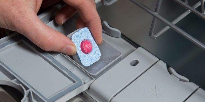 <p><strong>Bulaşık tabletlerini siz yapın</strong></p>
<p>Boraks, çamaşır sodası, tuz ve birkaç diğer malzemeyle evinizde bulaşık makineniz için tabletler yapabilirsiniz. Hem katkı maddesiz hem de daha sağlıklı.</p>