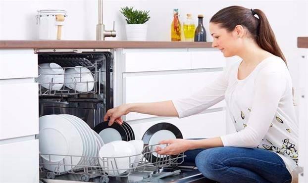 <p>Kadınların hayatını kolaylaştıran bulaşık makinelerini hem temiz tutup hem de daha verimli kullanmak mümkün. <strong>Günlük hayatınızda mutlaka kullanmak isteyeceğiniz önerileri sizler için derledik...</strong></p>
