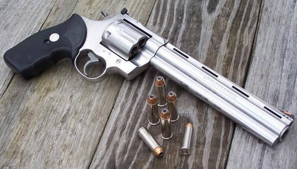 <p>Bir &ccedil;ete &uuml;yesi sizi ka&ccedil;ırıyor. Silahı boşaltıyor ve i&ccedil;ine ard arda iki tane mermi koyuyor. &Ccedil;eviriyor ve kafanıza dayayıp ateş ediyor ama boş &ccedil;ıkıyor. Sonra size soruyor: &Ccedil;evireyim mi yoksa ateş etmeye devam mı edeyim diye? İki se&ccedil;enek i&ccedil;in de vurulma olasılığınız nedir?</p>
