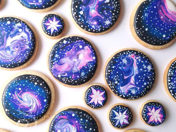 <p>Galaksinin harika renklerinden ilham alınarak yapılmış bu tatlılar sizi uzaya çıkaracak<strong>​.</strong></p>
