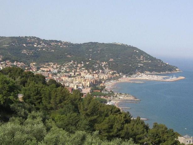 <p><strong>Andorra</strong><br />
<br />
3 Haziran 1993 yılındaki antlaşmaya göre gerekli durumda ülkenin askeri yönden korunması İspanya ve Fransa tarafından sağlanıyor.</p>