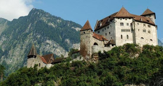 <p><strong>Liechtenstein</strong><br />
<br />
Ülke, 1868’de yaşanan Avusturya-Prusya savaşının ardından, bütçeleri kaldırmadığı gerekçesiyle ordudan vazgeçme kararı aldı.</p>