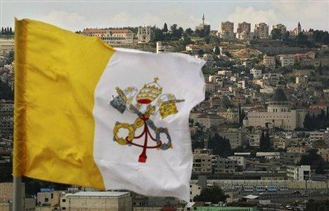 <p><strong>Vatikan</strong><br />
<br />
Vatikan Şehri, doğal olarak sınırları içinde bulunduğu İtalya’nın koruması altında bulunuyor.</p>
