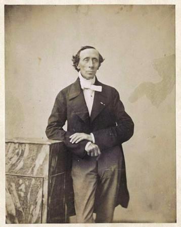 <p> Hans Christian Andersen:<br />
Babası Hans’ı 11 yaşındayken kaybeden ünlü masalcı, sefalet içinde büyüdü. Fakirliğinin yanı sıra ilk gençlik yıllarında da sürekli aşağılanan Andersen, zengin, ama yalnız olduğu yıllarda da sıkıntılı günler yaşadı.  </p>
