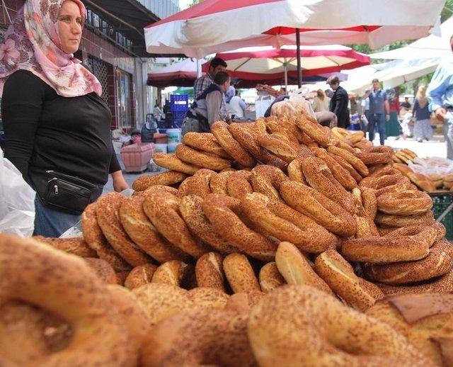 <p>Dolayısıyla, hem o gıdanın satıldığı koşullara dikkat etmeli hem de bu gıdayı o koşullarda muhafaza etmeliyiz.</p>
