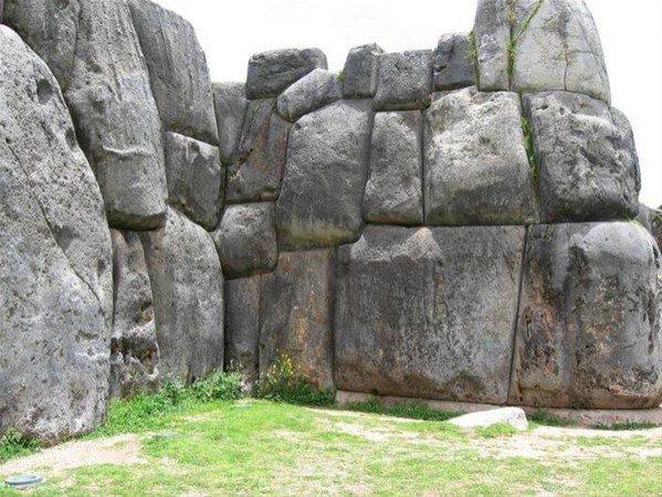 <p>Saksaywaman<br />
Bu taşlar Peru'nun hemen dışında duruyorlar ve hepsi birbirlerine harika bir şekilde takılı. Nasıl bu hale geldikleri ise bilinmiyor.</p>
