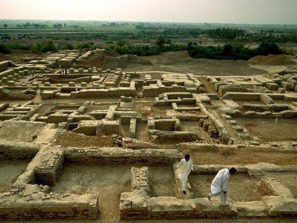 <p>Mohenjo - daro<br />
Pakistan'da bulunan bu bölge dünyanın ilk toplumlarının yaşadığı yerlerden. Burada bir planlama, sosyal organizasyon ve su sistemi var...</p>
