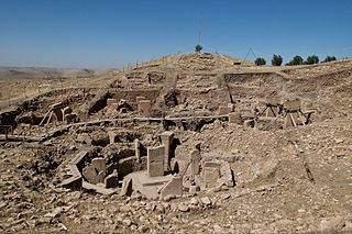 <p>Göbekli Tepe<br />
Türkiye'de bulunan Göbekli Tepe, yine ilk insan yapımlarından biri. Bu tapınak ve çevresindeki şehir orada yaşayanlar tarafından yıllarca..<br />
 </p>
